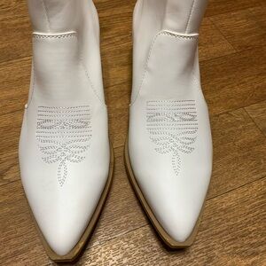 Women’s Code West Ivory Ankle Boots Size 7 NWT